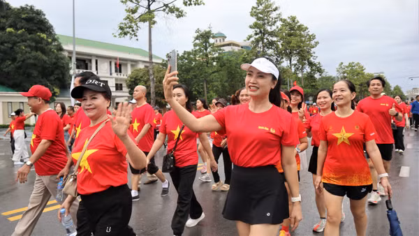 Tiếp sau nghi thức chào cờ, hoạt động đi bộ chính bắt đầu tại tất cả các địa phương. (Ảnh: HP)