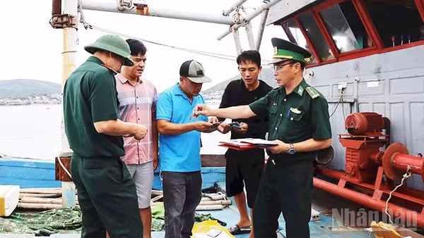 Cán bộ Đồn Biên phòng Quỳnh Phương, Bộ đội Biên phòng Nghệ An kiểm tra, nhắc nhở ngư dân tuân thủ các quy định về khai thác thủy sản. (Ảnh: TTH)