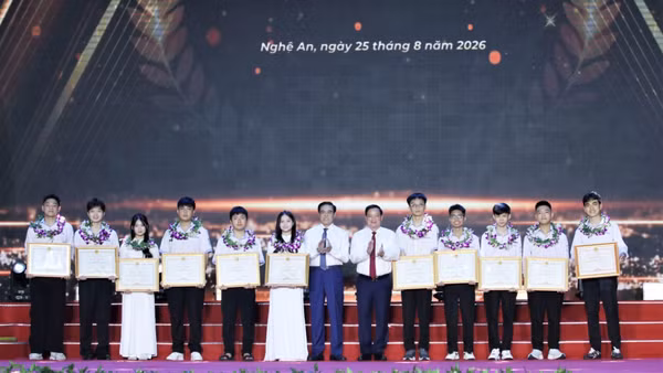 Lãnh đạo tỉnh Nghệ An tặng hoa và Bằng khen cho các em học sinh đạt giải quốc tế và giải Nhất quốc gia. (Ảnh: TTH)