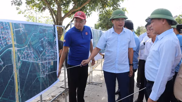 Lãnh đạo xã Hưng Nguyên báo cáo về công tác giải phóng mặt bằng dự án đường sắt tốc độ cao. (Ảnh: CTV)