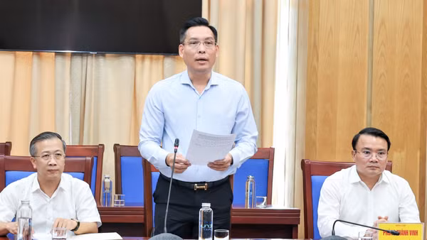 Giám đốc Sở Ngoại vụ Nghệ An báo cáo về tình hình người Việt Nam ở nước ngoài của địa phương. (Ảnh: KIM OANH)