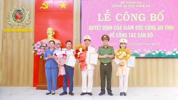 Lãnh đạo Công an tỉnh Nghệ An và Sở Giáo dục-Đào tạo Nghệ An trao quyết định điều động, bổ nhiệm Ban Giám hiệu Trường Văn hóa Công an nhân dân VI. (Ảnh: CÔNG AN NGHỆ AN)