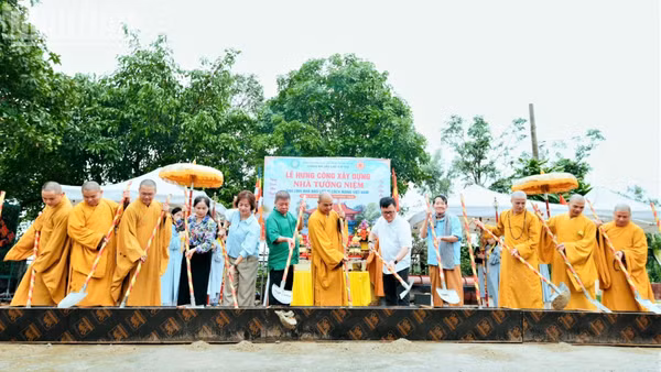 Các đại biểu tiến hành nghi thức Hưng công xây dựng Nhà Tưởng niệm anh linh Liệt sĩ nhà báo cách mạng Việt Nam.