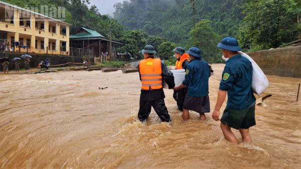 Các cán bộ, chiến sĩ vượt lũ, mang cơm cho học sinh. (Ảnh: TH)