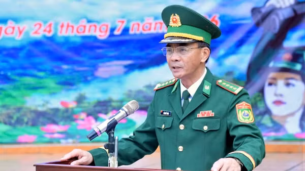 Đại tá Hồ Quyết Thắng, Phó Chỉ huy trưởng kiêm Tham mưu trưởng Bộ đội Biên phòng tỉnh Nghệ An chỉ đạo lễ ra quân.