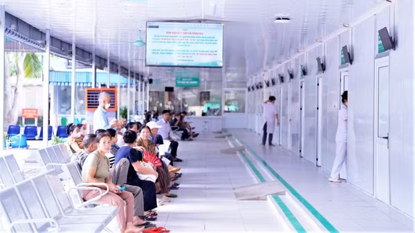 Người dân đến khám, điều trị bệnh tại cơ sở 3, Bệnh viện đa khoa thành phố Vinh. (Ảnh: THU SƯƠNG)