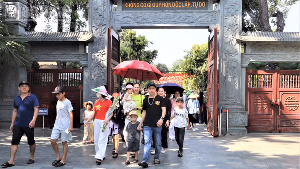 Dòng người về thăm quê Bác. 