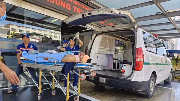 Nạn nhân được đưa tới bệnh viện cấp cứu. (Ảnh: N.T)