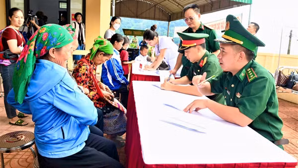 Người dân vùng biên đến để được thăm khám, tư vấn sức khỏe. (Ảnh: Trung Hiếu)