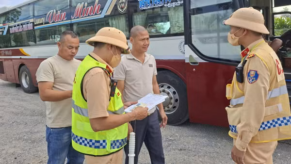 Cảnh sát giao thông Nghệ An tuần tra, kiểm soát trên tuyến, địa bàn trong dịp nghỉ lễ Quốc khánh 2/9. (Ảnh: CÔNG AN NGHỆ AN)