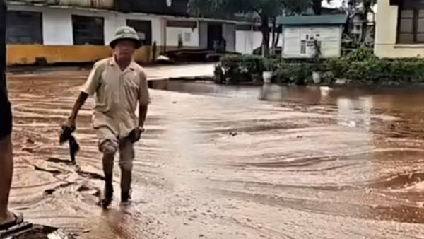 Mật mía tràn ra khuôn viên nhà máy. (Ảnh: CTV)