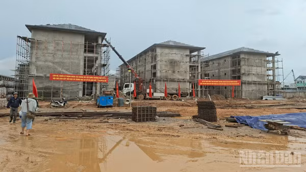 Công trình Trường phổ thông nội trú liên cấp tiểu học và trung học cơ sở xã Anh Sơn đang được đẩy nhanh tiến độ hoàn thiện. (Ảnh: TTH)