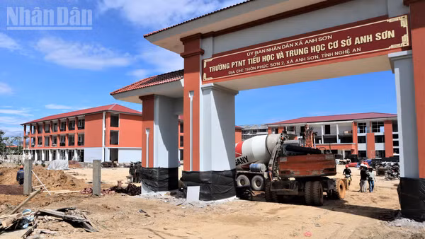 Năm học này, Trường phổ thông nội trú liên cấp tiểu học và trung học cơ sở xã Anh Sơn tuyển sinh 1.486 học sinh. 