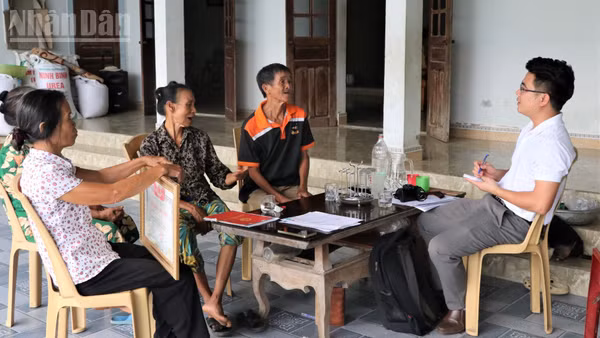 Ông Lê Văn Thái (sinh năm 1957, ở xã Vĩnh Tường, Nghệ An) và người thân chia sẻ về hành trình đi tìm mộ anh trai mình - liệt sĩ Lê Văn Tự. Ảnh: VK