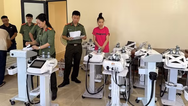 Tiến hành khám xét khẩn cấp cơ sở “Phúc Tâm 8”, lực lượng chức năng thu giữ 2 phi thuyền tắm trắng, 10 máy xung điện, 7 máy đầm G5, 3 máy Bio-photon FS-20'9, 2 máy chiếu hồng ngoại, 3 máy Meiboyi cùng nhiều sản phẩm khác không rõ nguồn gốc, xuất xứ và một số tang vật liên quan khác. (Ảnh: CÔNG AN NGHỆ AN)