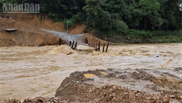 Khoảng 9 giờ ngày 20/8, cầu tạm bắc qua khe Hội Nguyện thuộc địa phận bản Yên Thắng, xã Yên Hòa bị nước lũ cuốn trôi. (Ảnh: CSCC)