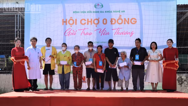 Bên cạnh các sản phẩm thiết yếu, 40 người bệnh có hoàn cảnh đặc biệt khó khăn được hỗ trợ thêm 500 nghìn đồng/người. (Ảnh: TRẦN TRUNG HIẾU)