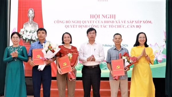 Lãnh đạo xã Giai Lạc, tỉnh Nghệ An, trao quyết định bí thư, xóm trưởng, trưởng ban công tác Mặt trận xóm Lăng Thành sau sắp xếp. (Ảnh: HÀ NGUYỄN)