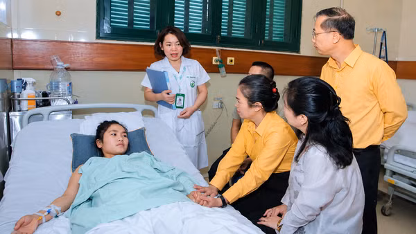 Đoàn công tác của Ủy ban Mặt trận Tổ quốc Việt Nam tỉnh Nghệ An thăm hỏi, trao hỗ trợ tới cô giáo Hoàng Thị Hiền. (Ảnh: MẶT TRẬN NGHỆ AN)