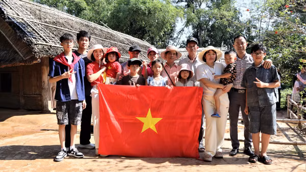 Người dân về thăm Khu di tích quốc gia đặc biệt Kim Liên vào sáng 2/9.