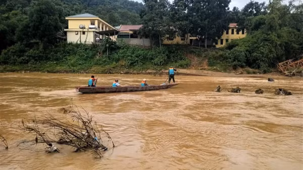 Lực lượng chức năng dùng thuyền hỗ trợ người dân di chuyển lúc cần thiết. (Ảnh: Cơ sở cung cấp)