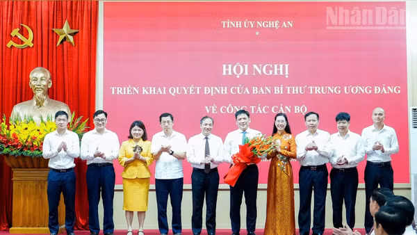 Lãnh đạo Ban Tổ chức Trung ương tặng hoa chúc mừng đồng chí Nguyễn Thanh Bình. 