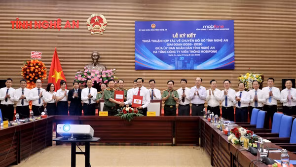Lãnh đạo Ủy ban nhân dân tỉnh Nghệ An và lãnh đạo Tổng Công ty viễn thông MobiFone ký bản Thỏa thuận hợp tác. (Ảnh: PQ)