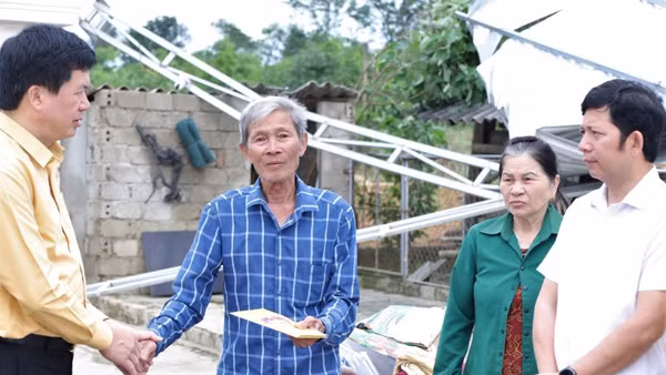 Đại diện lãnh đạo Ủy ban Mặt trận Tổ quốc Việt Nam tỉnh Nghệ An động viên, trao hỗ trợ cho hộ dân bị thiệt hại về nhà ở trên địa bàn xã Quỳ Hợp.