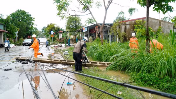 Dông lốc khiến 15 cột điện trên địa bàn xã Quỳ Hợp bị gãy đổ. (Ảnh: Trung tâm cung ứng dịch vụ công xã Quỳ Hợp)