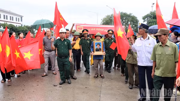 Đông đảo nhân dân có mặt để đón Liệt sĩ Hoàng Ngọc Thiết trở về.