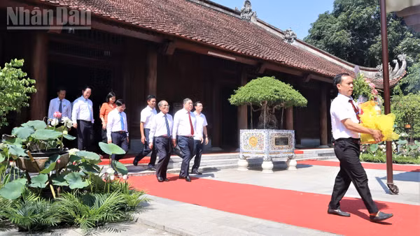 Đại diện lãnh đạo Trung ương, Nghệ An, Hà Tĩnh dâng lễ tưởng nhớ công lao vĩ đại của Chủ tịch Hồ Chí Minh.