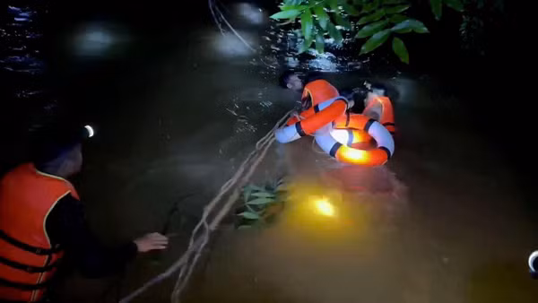 Lực lượng chức năng xã Tam Thái chăng dây vượt lũ đưa chị Sa đi cấp cứu. (Ảnh: CTV)