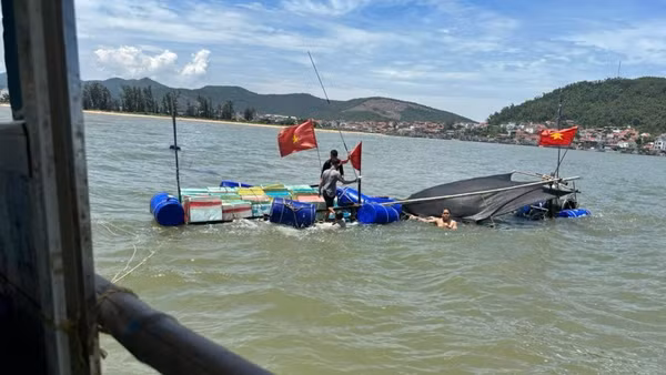 Tàu cá của ngư dân bị sóng đánh chìm.