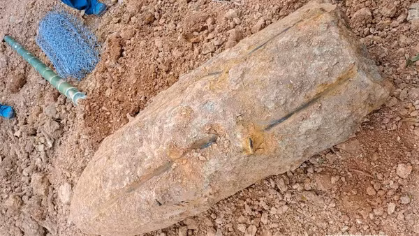 Quả bom đường kính 42cm, dài 1,2m, nặng khoảng 350kg. (Ảnh: TRỌNG KIÊN)