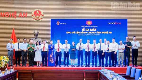 Đại diện lãnh đạo tỉnh Nghệ An và các đơn vị tại sự kiện công bố vận hành thử nghiệm kho dữ liệu chung. 