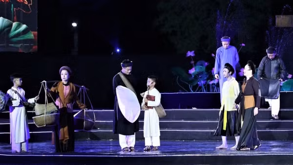 Các nghệ sĩ biểu diễn tái hiện lại cuộc đời, sự nghiệp cách mạng của Chủ tịch Hồ Chí Minh tại Lễ hội Làng Sen năm 2026. (Ảnh: NT)