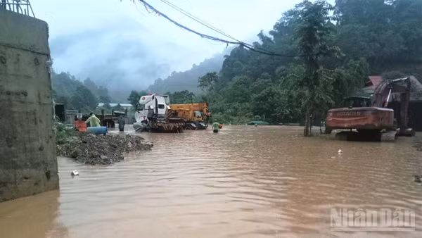 Mưa lớn khiến nhiều cầu tràn bị ngập sâu. (Ảnh: LÊ THẠCH)