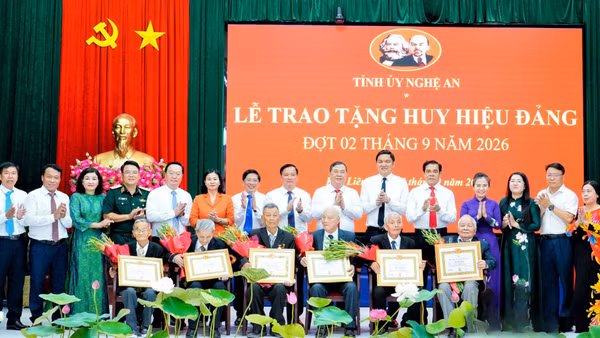 Các đồng chí lãnh đạo Đảng, Nhà nước, lãnh đạo tỉnh Nghệ An tặng hoa chúc mừng các đảng viên lão thành tại xã Kim Liên. (Ảnh: BP)