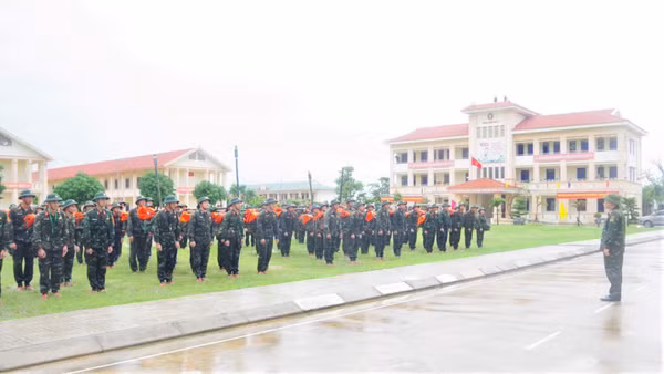 Báo động kiểm tra công tác sẵn sàng cơ động giúp dân tại Trung đoàn 764 Bộ Chỉ huy Quân sự tỉnh Nghệ An. (Ảnh: TRỌNG KIÊN)
