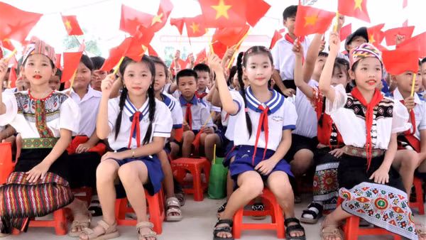 Học sinh Trường phổ thông nội trú tiểu học và trung học cơ sở xã Anh Sơn tại lễ khai giảng. (Ảnh: TTH)