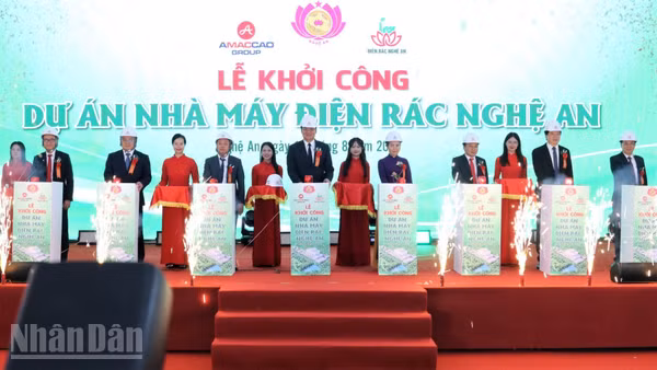 Các đại biểu thực hiện nghi thức bấm nút khởi công. (Ảnh: TTH)