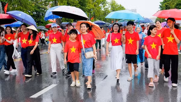 Đông đảo người dân tham gia Chương trình "Cùng Việt Nam tiến bước" năm 2025 tại Nghệ An. (Ảnh: CTV)