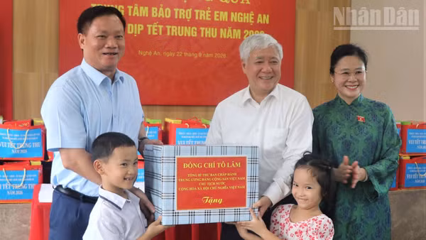 Đồng chí Đỗ Văn Chiến trao tặng quà của Tổng Bí thư, Chủ tịch nước Tô Lâm đến các cháu thiếu niên, nhi đồng.