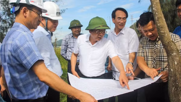 Đoàn công tác của Ủy ban nhân dân tỉnh Nghệ An kiểm tra tình hình thực hiện Dự án Đầu tư xây dựng và kinh doanh Cảng nước sâu Cửa Lò vào chiều 15/5, tại xã Hải Lộc.