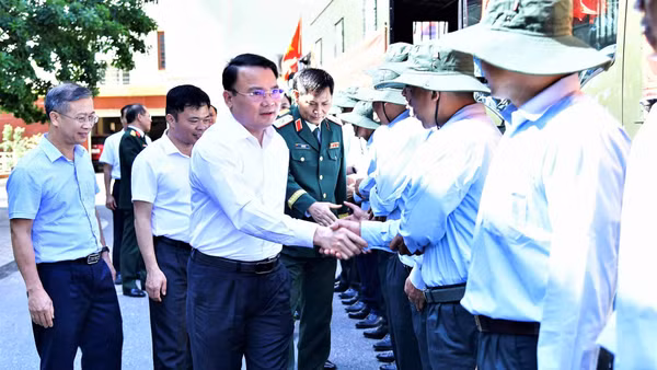 Ông Phùng Thành Vinh, Phó Chủ tịch Ủy ban nhân dân tỉnh, Trưởng Ban Chỉ đạo về tìm kiếm, quy tập và xác định danh tính hài cốt liệt sĩ tỉnh Nghệ An động viên cán bộ, chiến sĩ Đội Quy tập liệt sĩ trước khi lên đường làm nhiệm vụ. (Ảnh: TIẾN DŨNG)