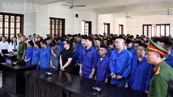 Các bị cáo tại phiên tòa. (Ảnh: TTH)