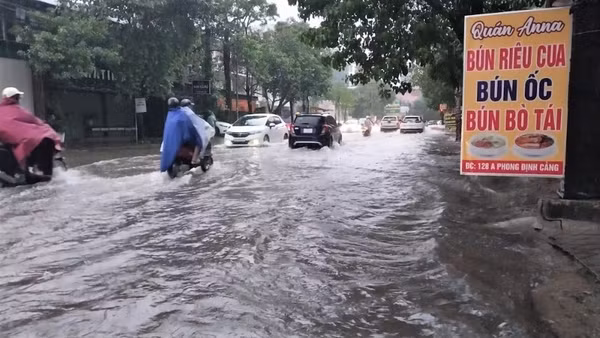 Nhiều tuyến phố trên địa bàn các phường Trường Vinh, Thành Vinh (Nghệ An) bị ngập nặng nếu có mưa lớn kéo dài. (Ảnh tư liệu)