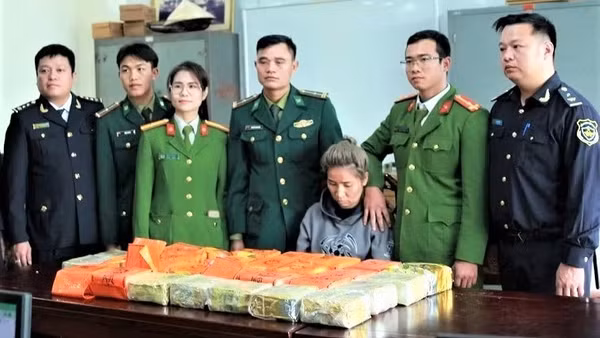 Công an tỉnh Nghệ An triệt phá đường dây mua bán, vận chuyển trái phép chất ma túy xuyên quốc gia, bắt giữ 2 đối tượng, thu giữ 30kg ma túy đá vào đầu năm 2025. (Ảnh: Công an Nghệ An)