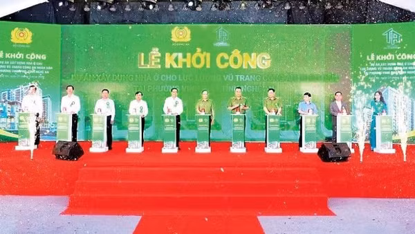 Các đại biểu thực hiện nghi thức bấm nút khởi công dự án (Ảnh CÔNG AN NGHỆ AN)