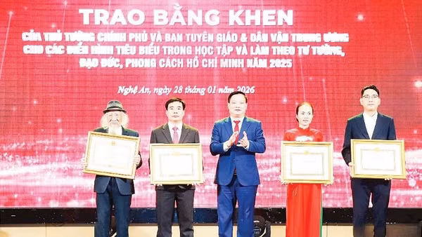 Tiến sĩ Nguyễn Thái Tự (đội mũ) nhận Bằng khen của Thủ tướng Chính phủ vì đã có thành tích xuất sắc trong Học tập và làm theo tư tưởng, đạo đức, phong cách Hồ Chí Minh.